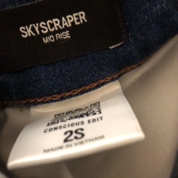 Express jeans button fly. Size 2 short. - Picture 13 of 14